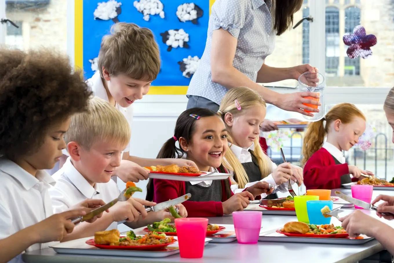 dzieci jedzą obiad w szkole