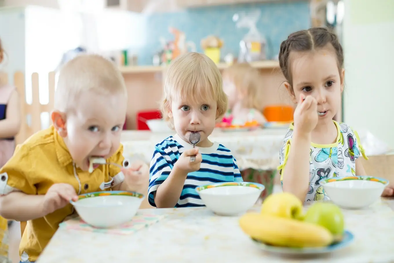 dzieci jedzące w żłobku